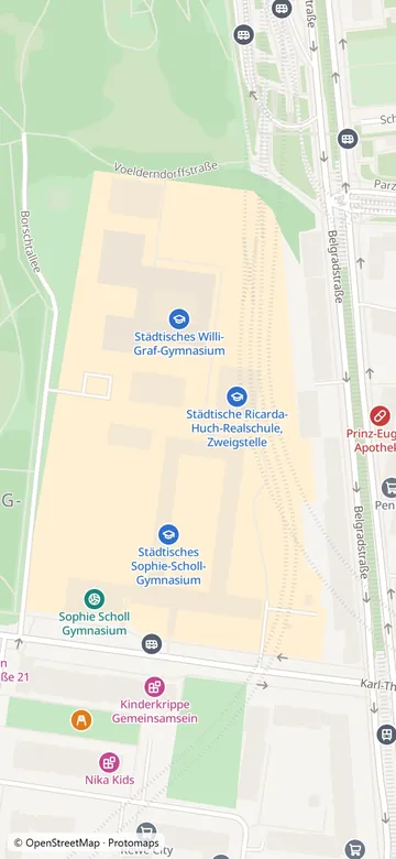 Ganz nah: Schulgelände farbig hinterlegt, dazu Haltestellen, Spielplatz, Kinderkrippe und Apotheke